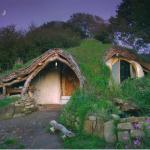 Wales, Dale Simon

http://greenbuildingelements.com/2008/12/01/hand-build-an-earth-sheltered-house-for-5000/